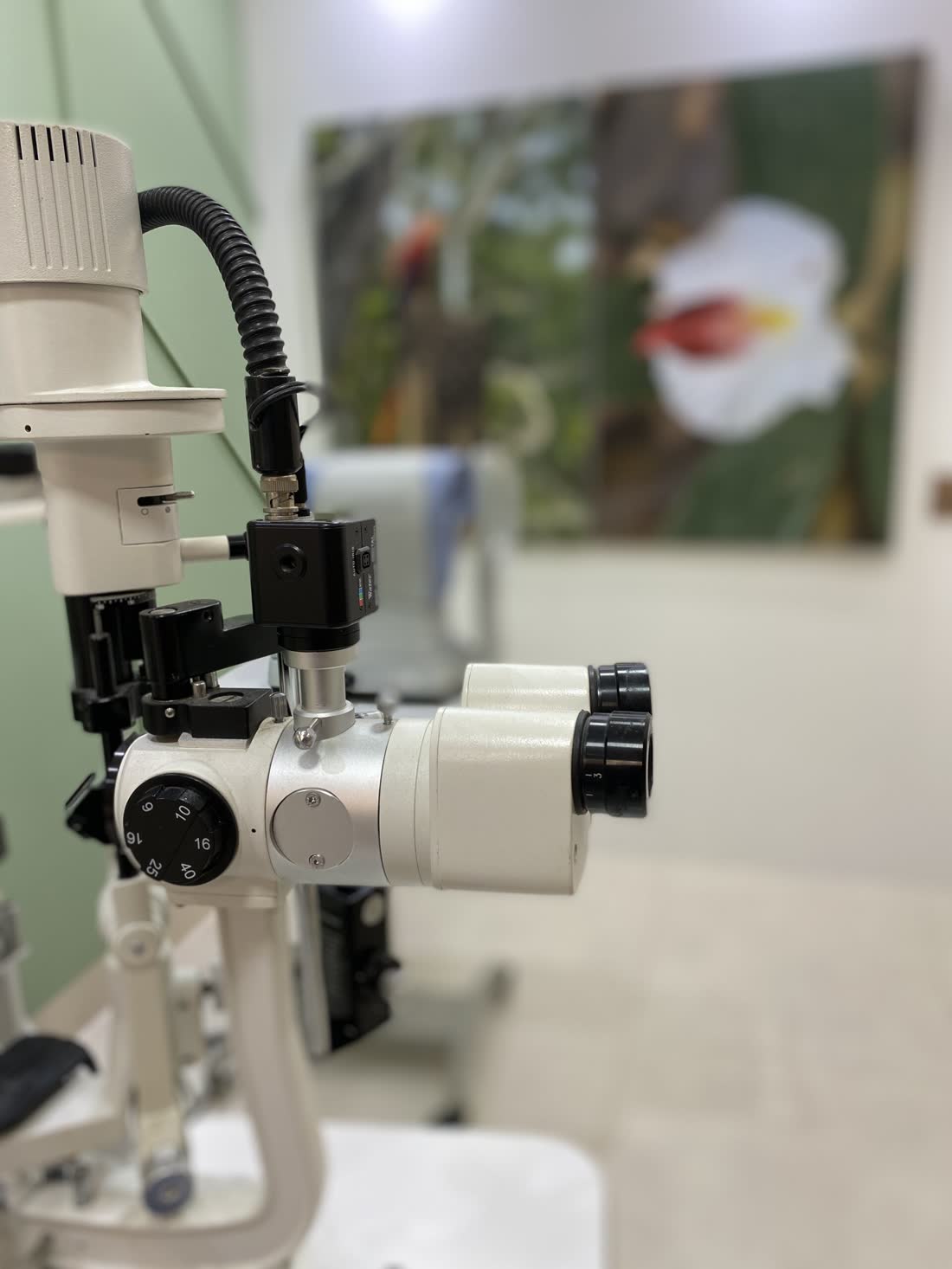 Aparelho usado no exame dos olhos, dentro do consultório
