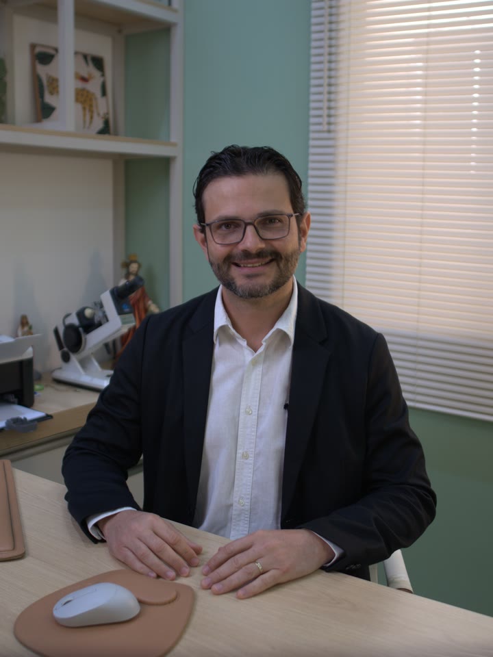 Dr. Luigi Seronni em seu consultório